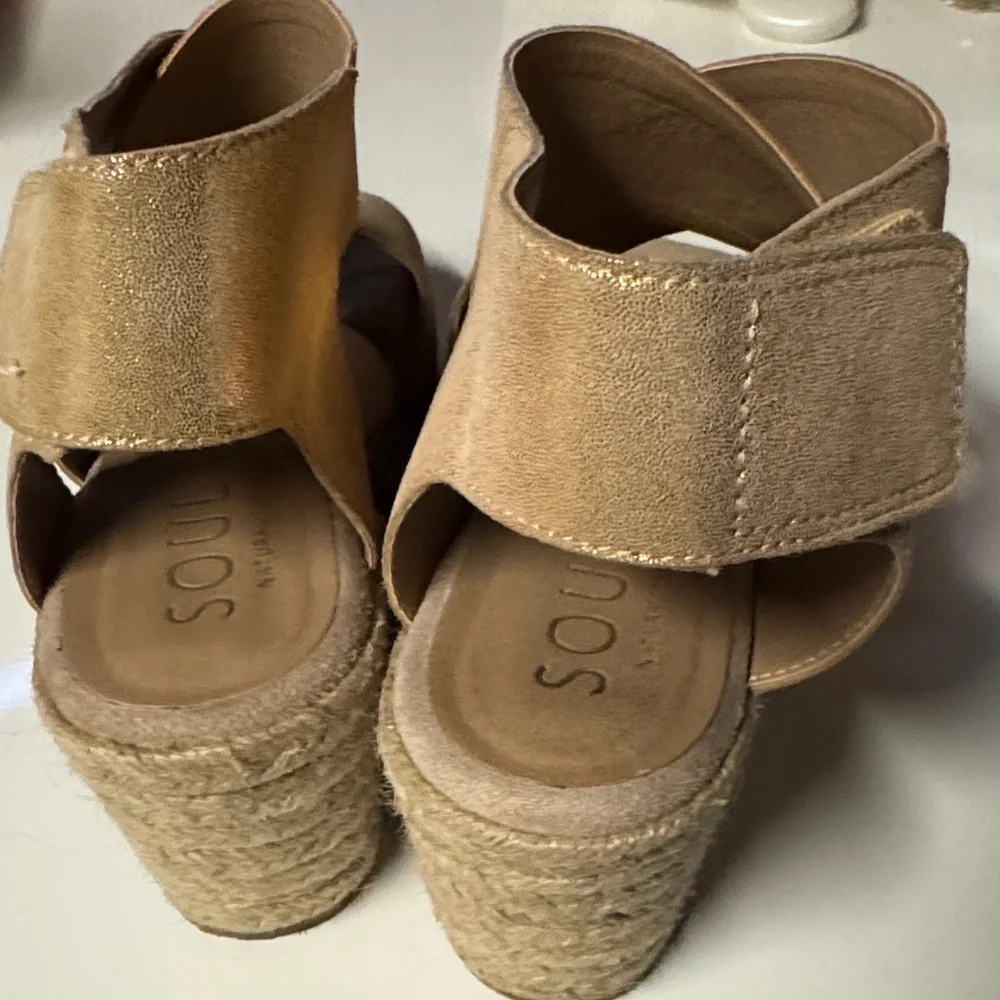 SOUL Naturalizer Elegant Gold Women's Wedge Heels Sandals - 👡